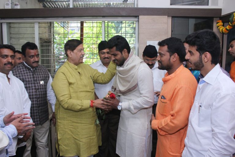 निराधार वृद्धेला आसरा देणाऱ्या ‘प्रणवचा ‘ कसबा मतदार संघाच्या वतीने सत्कार