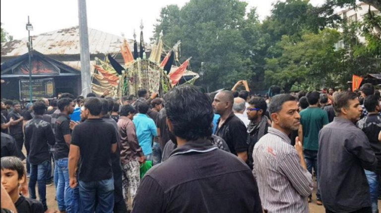 मोहरमनिमित्त शिया समाजबांधवांच्यावतीने  इमामपाड्यापासून पंजांची मिरवणुक