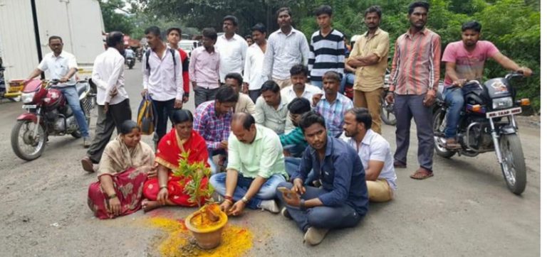 कात्रज-गुजरवाडी फाटा येथे रस्त्यातील खड्ड्यांचे पुजन करून प्रशासनासह लोकप्रतिनिधींचा निषेध