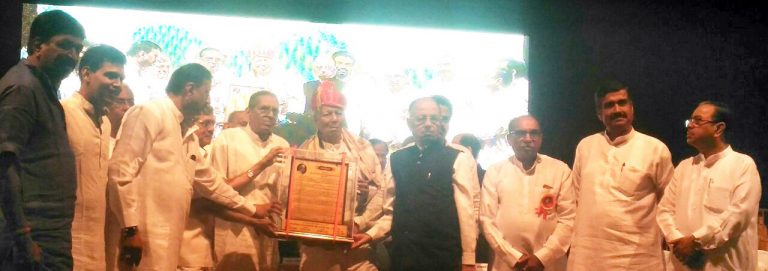 ‘मानवतेची परंपरा पुढे न्यावी’ : अरुण गुजराथी