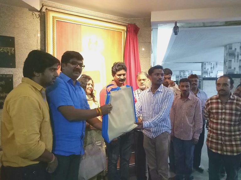 मनसेच्या  चित्रपट कर्मचारी सेनेच्या वतीने बॅकस्टेज कलाकारांना दिवाळी भेट!