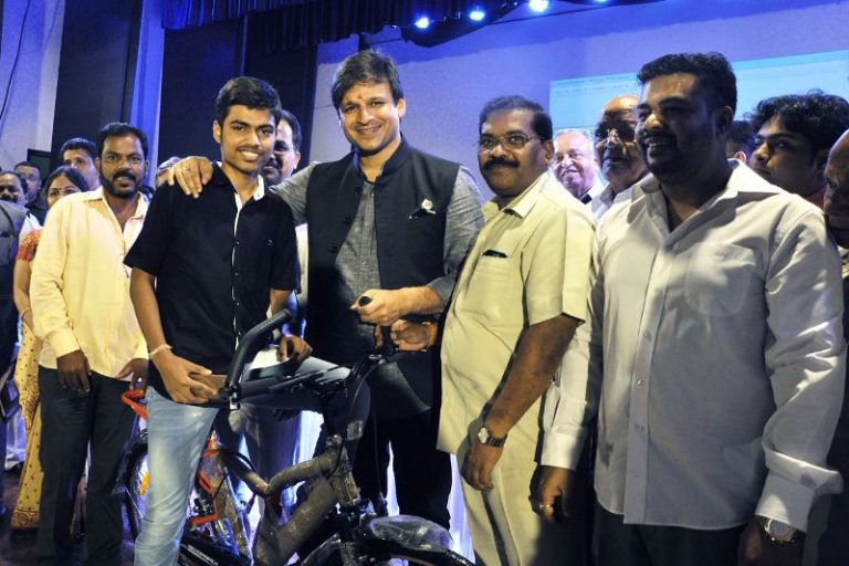 अभिनेता विवेक ओबेरॉय विद्यार्थी सेवा संघाच्या संमेलनात सहभागी