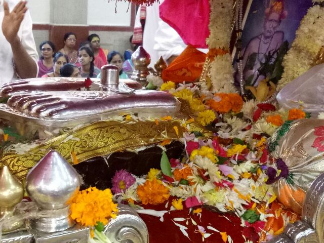 श्री स्वामी समर्थाची महाराष्ट्रातील  मानाची पहिली पायी  पालखीचे उत्साहात प्रस्थान