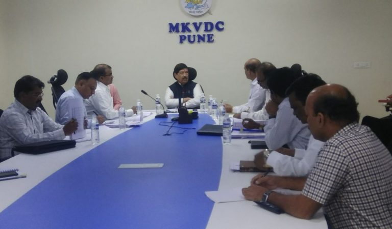 जिल्ह्यातील सिंचन प्रकल्पांचा पालकमंत्र्यांकडून आढावा