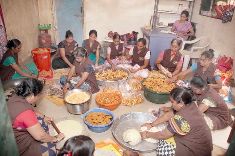 धनकवडीतील दिवाळी फराळाला  ऑस्ट्रेलियातून मागणी …