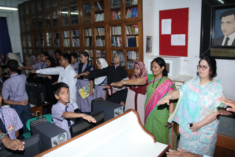 ​वाचक प्रेरणा दिनानिमित्त  अँग्लो उर्दू बॉईज  हायस्कुलच्या डिजिटल लायब्ररी तील प्रोजेक्टरचे उदघाटन