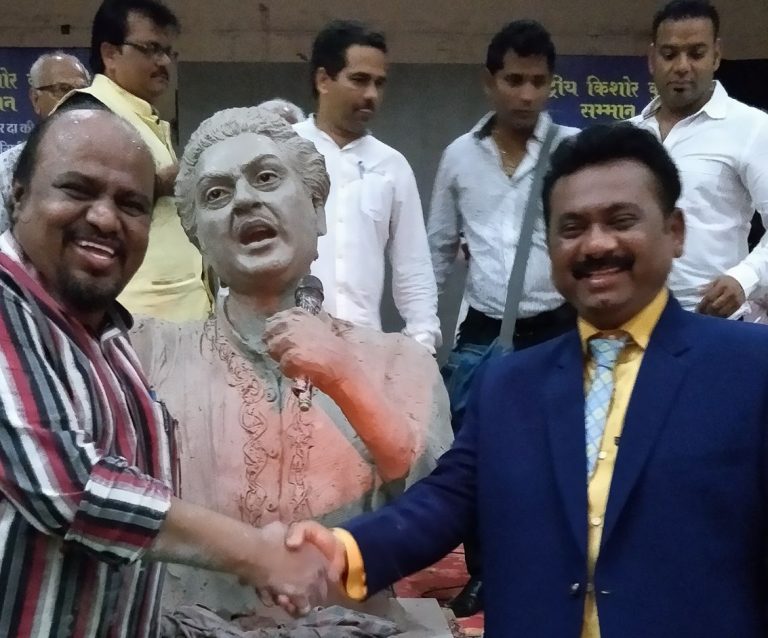 किशोरकुमार यांच्या जन्मस्थळी पुण्याच्या कलाकारांची अभूतपूर्व आदरांजली