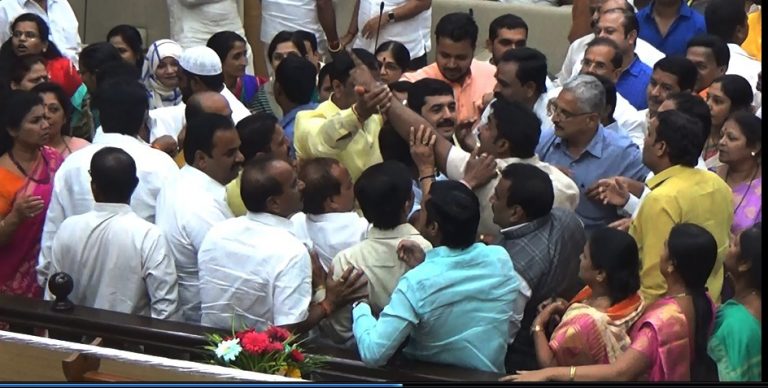 महापालिका सभागृहात उसळले जोश  (पहा व्हिडीओ)