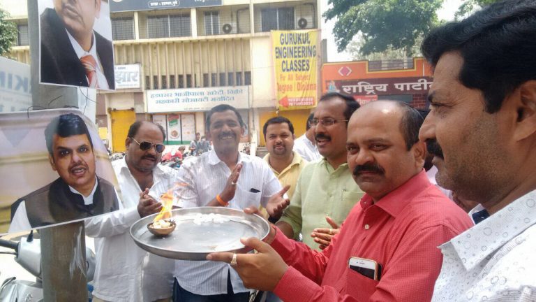 राष्ट्रवादीच्या नगरसेवकांनी केली चक्क देवेंद्र फडणवीसांची आरती…आरती वाचा जशीच्या तशी …