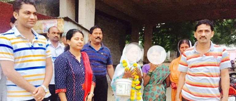 संतापजनक -शौचास बसलेल्या महिलांचे गळ्यात हार घालून फोटो काढले …मुख्यमंत्री साहेब या  डॉ .भारुडला धडा शिकवा – सर्व स्तरातून निषेध