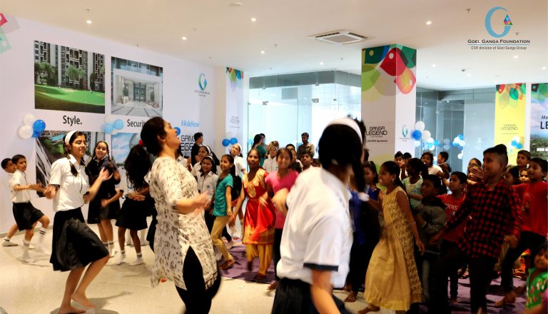 मातीत रमणाऱ्या हातांनी  लुटला बालदिनाचा आनंद