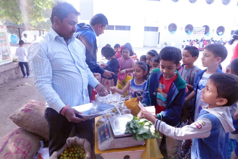 ‘डीईएस प्रायमरी स्कूल’मध्ये बाजाराचा दिवस