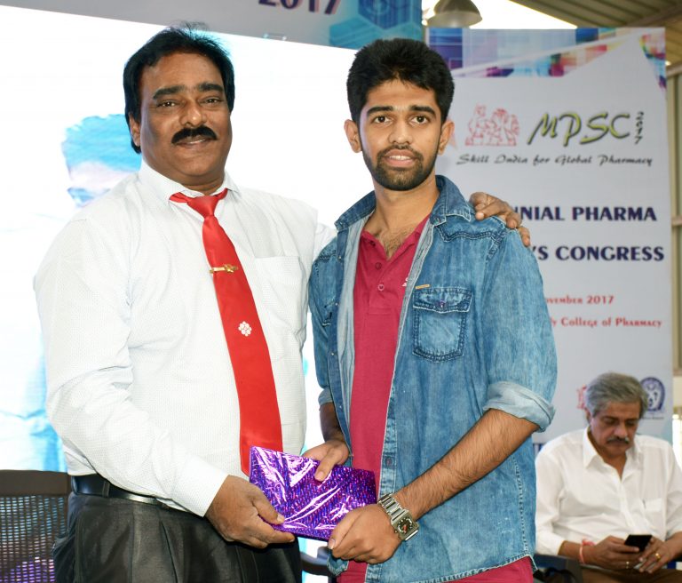 समीर मुजावर चे ‘मिलेनियल फार्मा स्टुडंट्स कॉंग्रेस’मध्ये यश