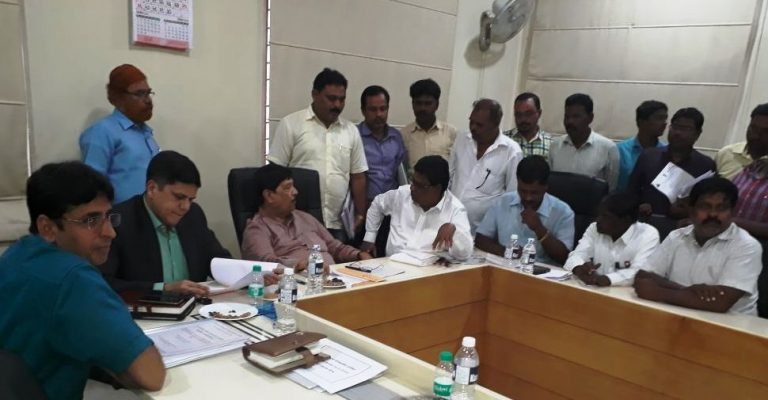 वनखात्याने पाडल्या ऐन थंडीगारठ्यात झोपड्या, पालकमंत्र्यांनी  दिले पुनर्वसनाचे आश्वासन