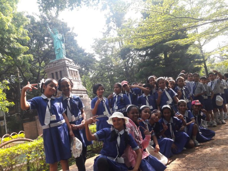 विद्यार्थ्यांनी अनुभवली जगातील सात आश्‍चर्ये !