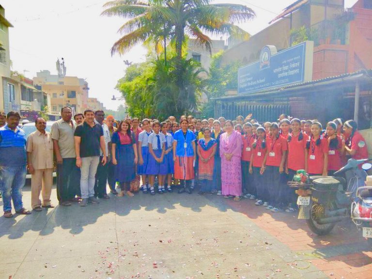 कोपर्डी निकालाचे सांगवीत विद्यार्थिनीनी केले फटाके वाजवून स्वागत