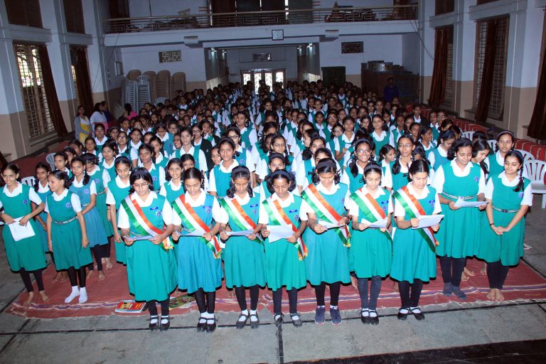 अहिल्यादेवी प्रशालेत संविधान पूजन