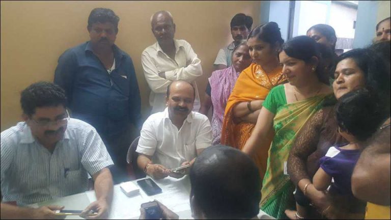 आधी पाणी सुरळीत द्या मग मोटारी जप्त करा – हडपसरवासीयांपुढे नमले प्रशासन