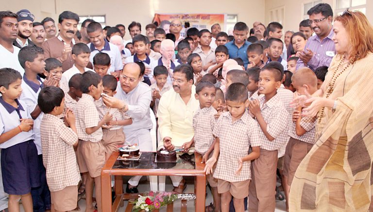 दृष्टीहिन मुलांनी लुटला हास्योत्सवाचा मनमुराद आनंद