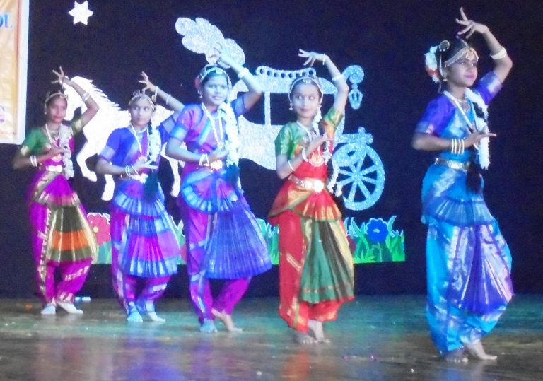 विद्यार्थ्यांच्या कलागुणांमुळे भारावले पालक