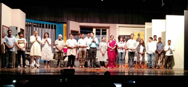 मुक्ता बर्वेचं नवं नाटक ‘ढाई अक्षर प्रेम के’ रंगभूमीवर