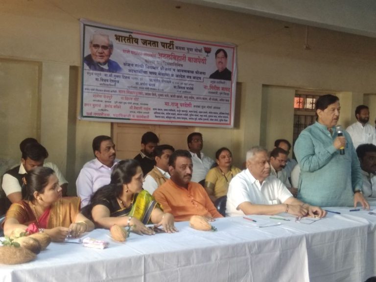 सरकारच्या योजना सर्वसामन्यांपर्यंत पोहचवा : पालकमंत्री गिरीश बापट