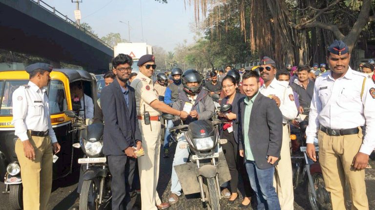 १७ हजार शुभेच्छा पत्रांचे आणि ५ हजार चॉकलेटचे वाटप