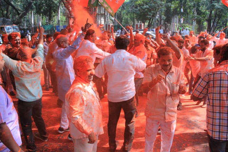 भाजप कार्यकर्त्यांचा पुण्यात जल्लोष (पहा फोटो )