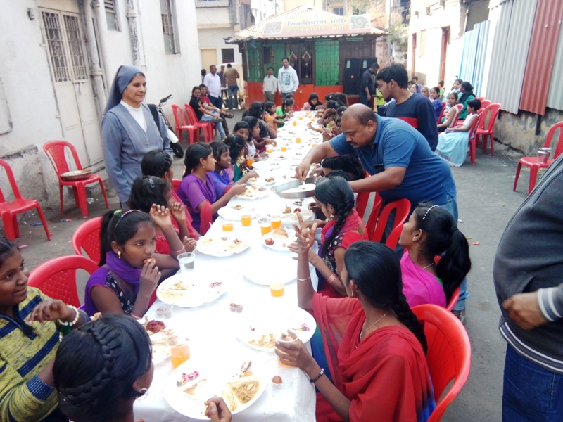 ताबूत स्ट्रीट यंग स्टार्स ग्रुपच्यावतीने  अनाथ मुलांसाठी स्नेहभोजन