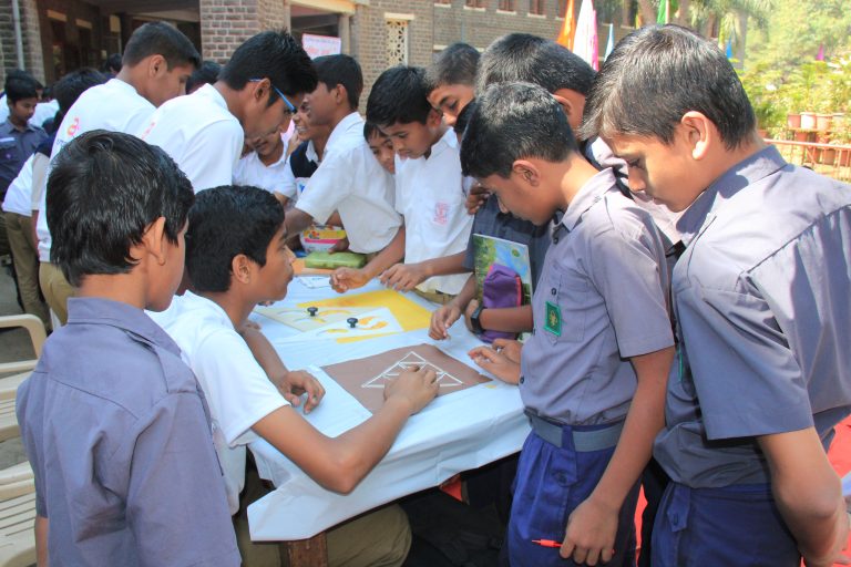 न्यू इंग्लिश स्कूल टिळक रोड येथे गणित जत्रा