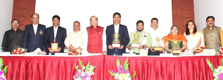 नव्या काळाची आव्हाने पेलणारी शिक्षण पध्दती निर्माण करावी लागेल : डॉ. माणिकराव साळुंखे