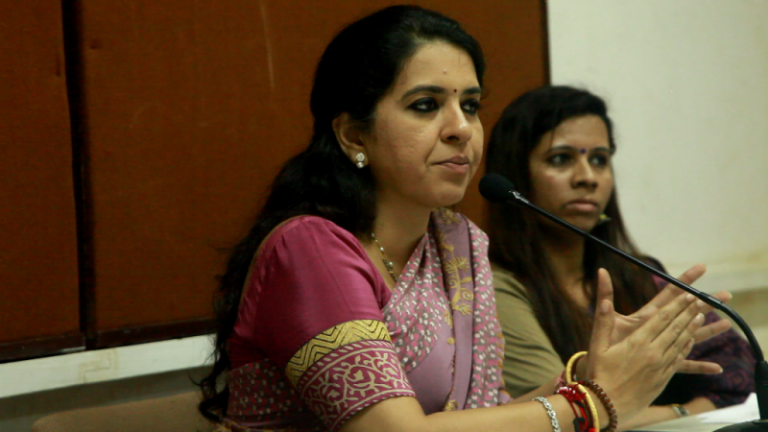 मराठी आणि हिंदी हि केवळ ड्रायव्हर आणि नोकरांची भाषा आहे का?