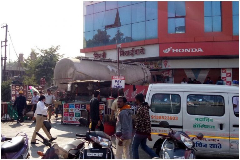 मिठाईच्या दुकानात घुसला ट्रक; संगणक अभियंता तरुणीचा मृत्यू