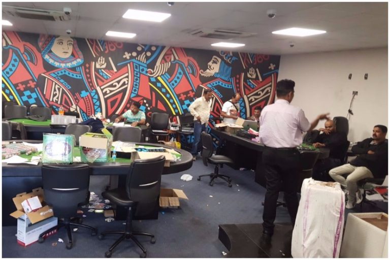 शाब्बास मुंडे …शाब्बास ..माजी नगरसेवकाच्या  कपिला मॅट्रिक्स हाय प्रोफाइल जुगार अड्ड्यावर वरिष्ठ पोलीस निरीक्षकाला रंगेहाथ पकडले .