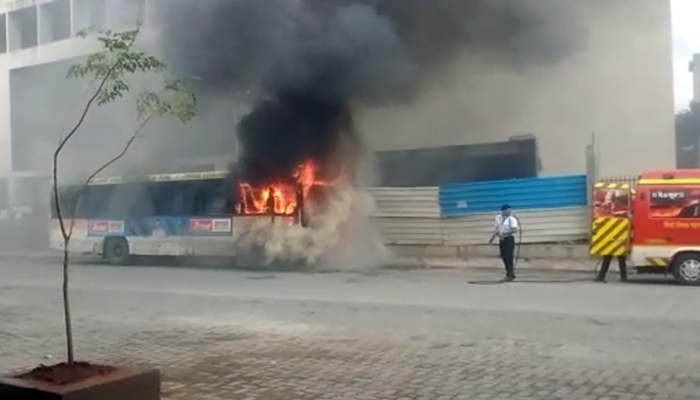 काल ६२० कर्मचाऱ्यांच्या बदल्या तर आज पीएमपीएमएलच्या 2 बस पेटल्या ..