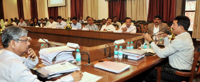 शेतक-यांना जमिनीचा मोबदला देतांना सकारात्‍मक भूमिका ठेवावी–विभागीय आयुक्‍त चंद्रकांत दळवी