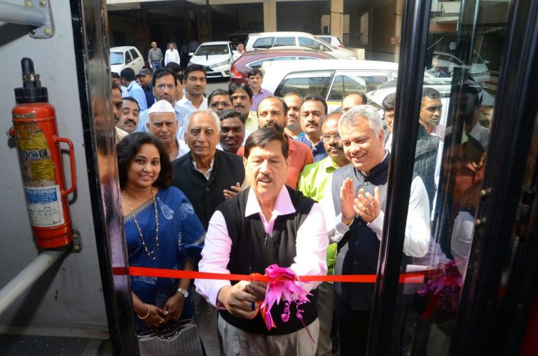 फिरत्या अन्न विक्रेत्यांशी मार्गदर्शकाच्या भूमिकेत वागा : मंत्री गिरीश बापट