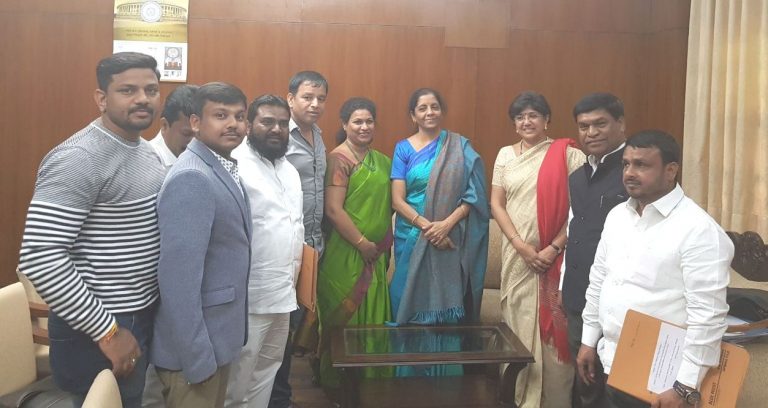 लोहगाव विमानतळ परिसरातील घरे  वाचविण्यासाठी आणि  कोंढवा जल वाहिनी परवानगी साठी    खा . वंदना चव्हाण ,नगरसेवकांची संरक्षण मंत्र्यांबरोबर चर्चा