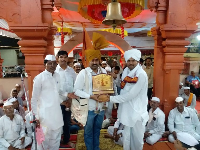 वारकऱ्यांना टँकरद्वारे पिण्याचे पाणी पुरवल्याबद्दल अरुण पवार यांचा सन्मान