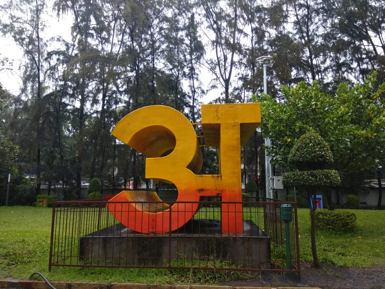 कुसुमाग्रजांचे धरून बोट, एकेक पाठ गिरवू लाग…  ऐक छकुल्या, तुझ्या घरी ने अक्षरबाग… अक्षरबाग…!