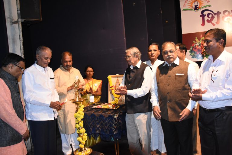 विकास प्रक्रियेत शिक्षकांचे महत्व कळण्यासाठी दिशदर्शक साहित्य संमेलन – डॉ. शां. ब. मुजुमदार