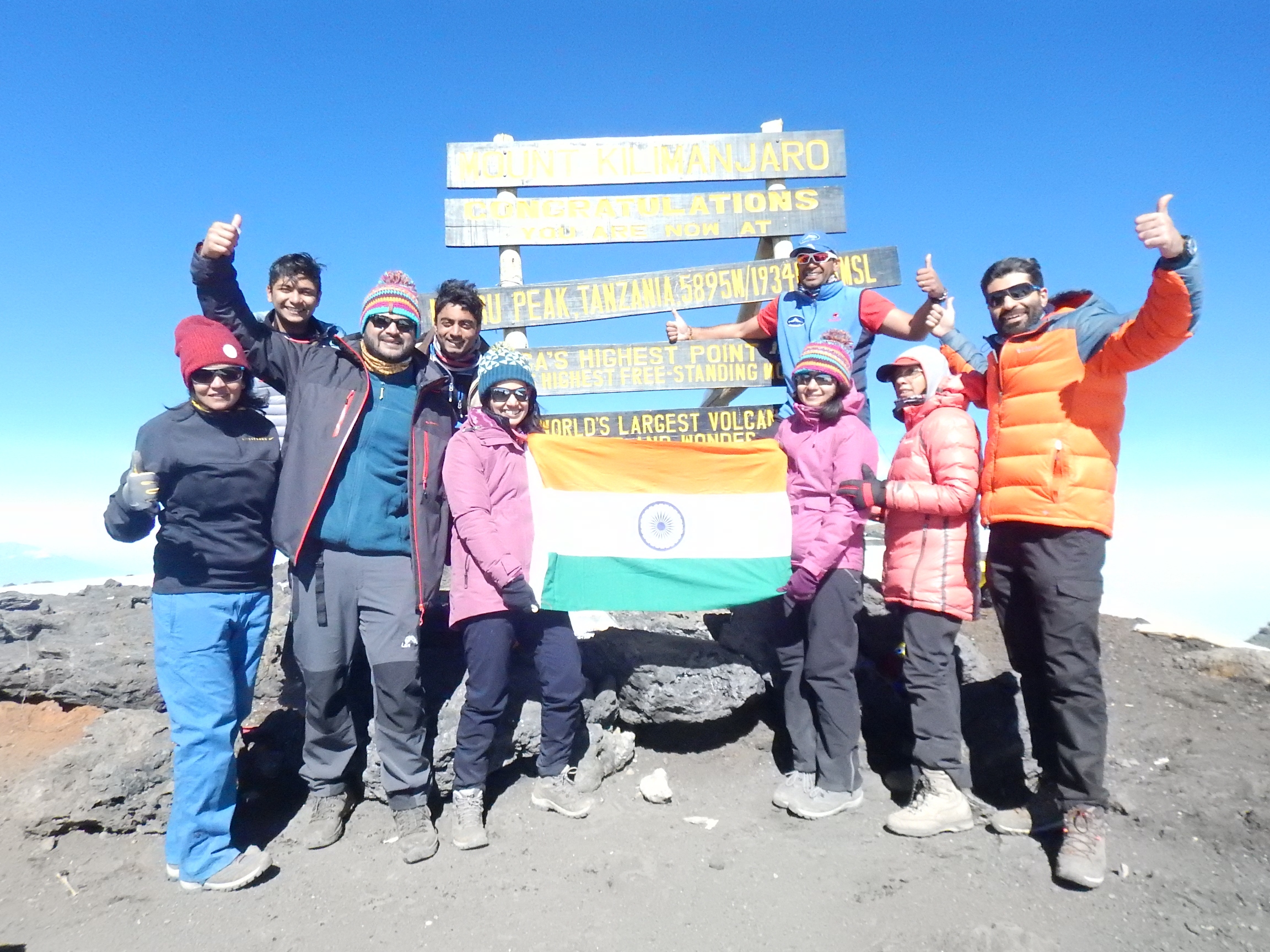 जगातील सर्वांत उंच खडा पर्वत असलेल्या किलिमांजारोच्या शिखरावर १७ भारतीय आरोहकांची यशस्वी चढाई