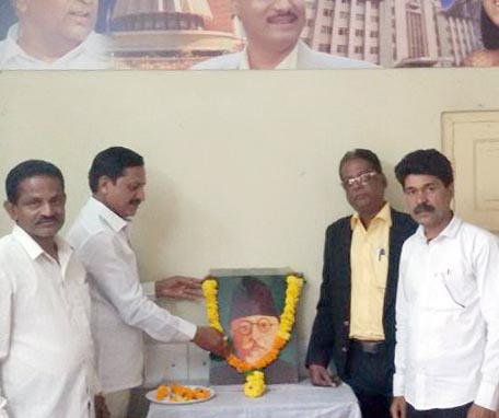 मौलाना आझाद यांना अभिवादन