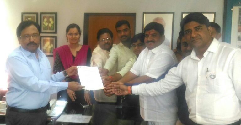 ऊस तोड कामगारांच्या मूलभूत सोयी,मजुरी दर, पक्क्या साखर शाळांसाठी साखर आयुक्तांना निवेदन, आंदोलनाचा इशारा