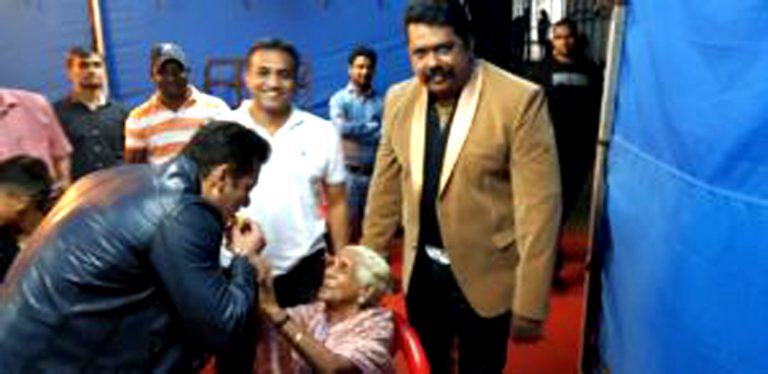 92 वर्षाच्या  आजी तब्बल सात तास ताटकळत उभ्या राहिल्या..अन अखेर झालो सलमान भेट …