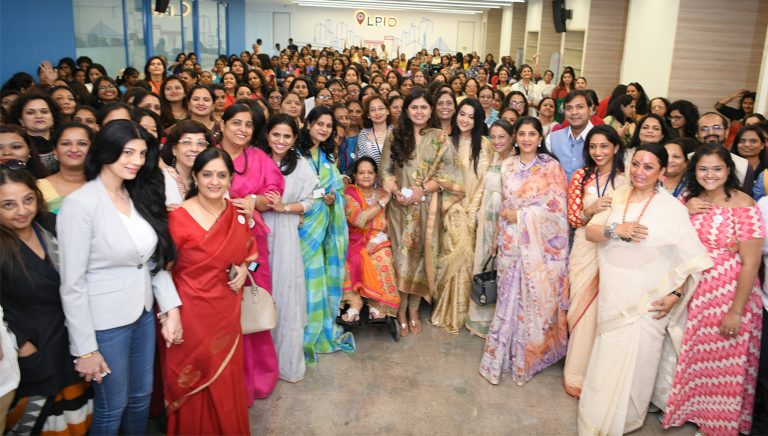 समाजाने आदिशक्तीचा सन्मान करावा -पंकजा मुंडे