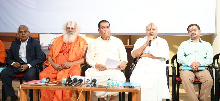 अयोध्या येथे विश्वधर्मी श्रीराम मानवता भवनाच्‍या उभारणीसाठी प्रधानमंत्री नरेंद्र मोदी यांना निवेदन