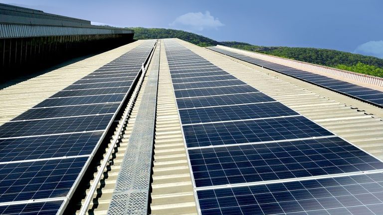 भारतातील अॅटलास कॉप्को कॉम्प्रेसर कारखान्याला सोलार पॅनलद्वारे वीजपुरवठा