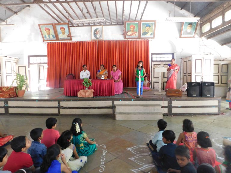 नवीन मराठी शाळेत निरोप समारंभ