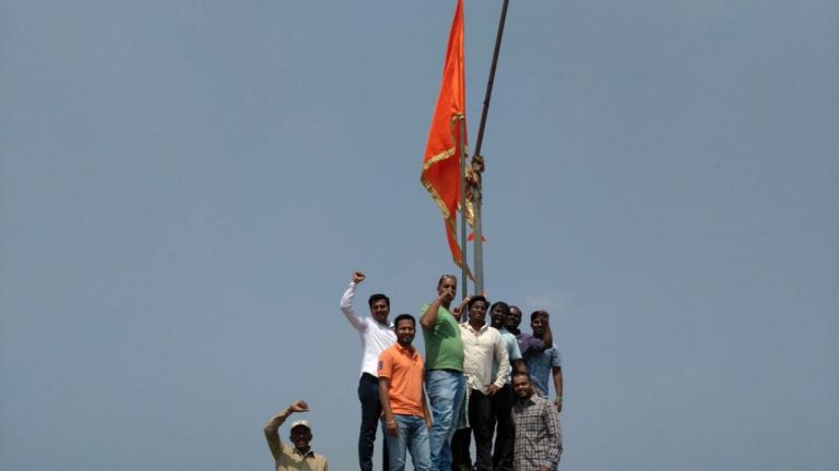 शिवजयंतीनिमित्त लोहगडावर ध्वजारोहण